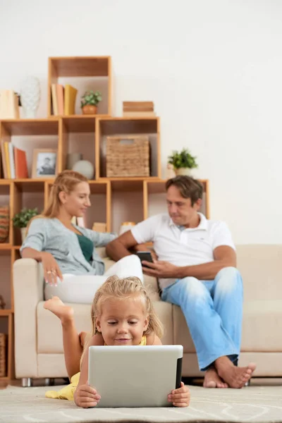 Menina Assistindo Desenhos Animados Quando Seus Pais Estão Falando Fundo — Fotografia de Stock