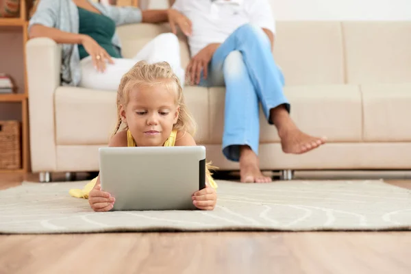 Schattig Klein Meisje Vloer Liggen Kijken Cartoons Digitale Tablet — Stockfoto