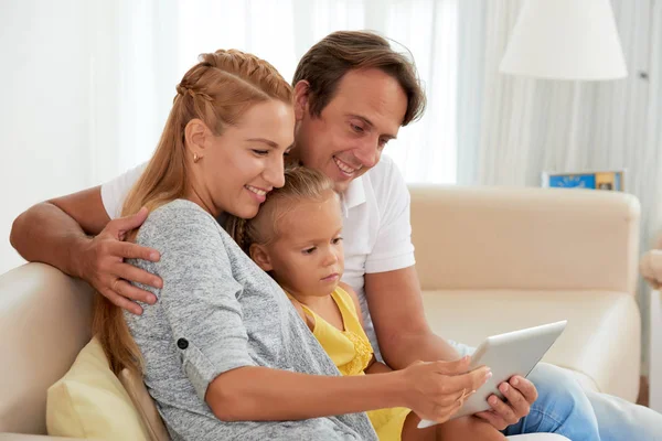 Abrazando Familia Alegre Viendo Dibujos Animados Tableta Digital —  Fotos de Stock