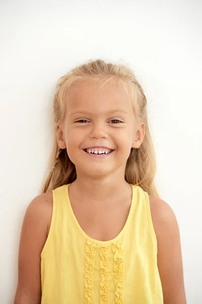 Retrato Feliz Bonito Menina Sorrindo Olhando Para Câmera — Fotografia de Stock