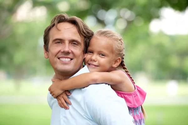 Porträtt Lycklig Far Ger Hans Dotter Piggyback Rida — Stockfoto