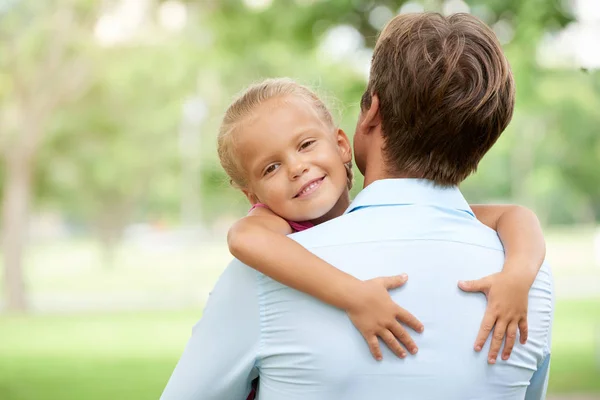 Bonito Sorrindo Menina Abraçando Seu Pai Olhando Para Câmera — Fotografia de Stock