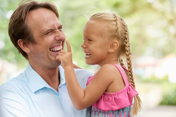 Roztomilá Holčička Dotýká Nosu Svého Smějícího Otce — Stock fotografie