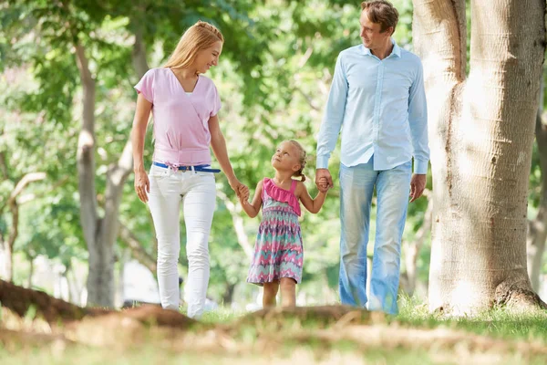 Mutter Und Vater Spazieren Mit Ihrer Kleinen Tochter Park — Stockfoto