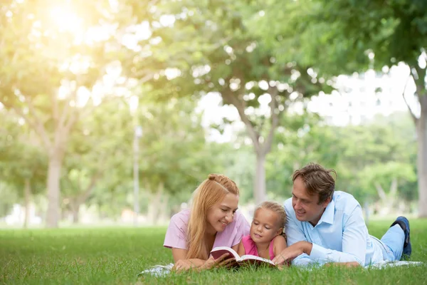 Família Feliz Passar Fim Semana Parque — Fotografia de Stock