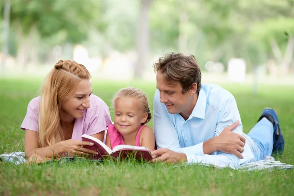 Mãe Pai Lendo Livro Para Sua Filha — Fotografia de Stock