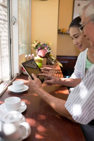 Asian Woman Visiting Her Father Nursing Home — Stock Photo, Image