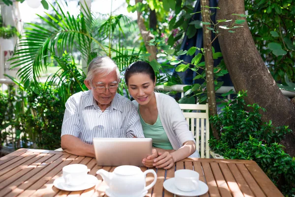 Vietnam Kadın Açık Kafede Oturan Dijital Tablet Bir Şey Izlerken — Stok fotoğraf