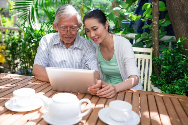 Mulher Sorridente Seu Pai Sênior Assistindo Vídeos Tablet Digital — Fotografia de Stock