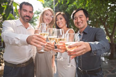 Grup şampanya flüt yükselterek neşeli insan