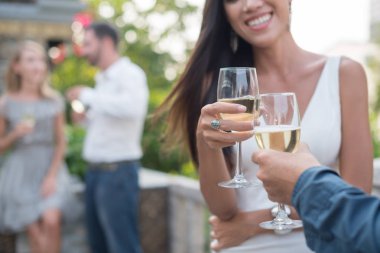 Çift kokteyl partisinde toasting görüntü kırpılmış