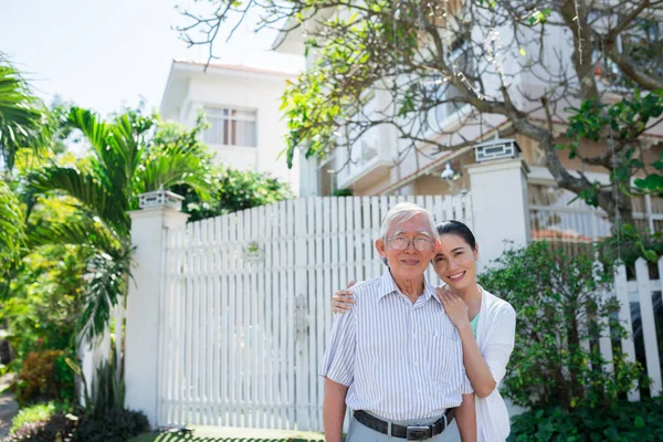 越南的父亲和女儿站在房子里 — 图库照片
