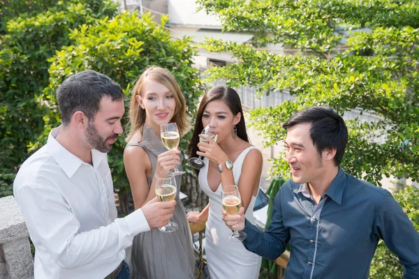 Gente Bebiendo Champán Celebrando Algo Una Fiesta Cócteles — Foto de Stock