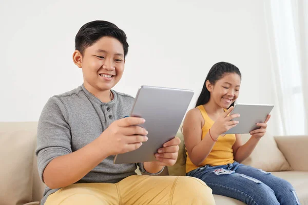 Vietnamita Fratello Sorella Seduti Sul Divano Guardare Film Tablet Computer — Foto Stock