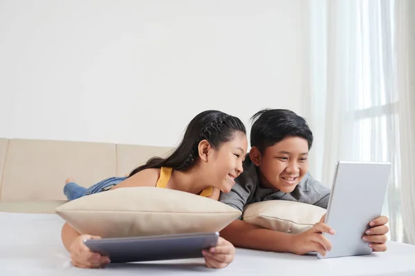 Irmão Alegre Irmã Deitada Sofá Assistindo Desenhos Animados Computador Tablet — Fotografia de Stock