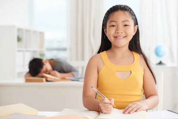 Ijverig Vietnamese Schoolmeisje Zit Bureau School — Stockfoto