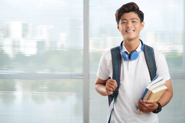 Усміхаючись Єтнамських Студент Рюкзаком Книги — стокове фото