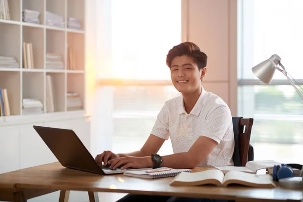 Portret Van Vrolijke Aziatische Student Werkt Aan Laptop Thuis — Stockfoto