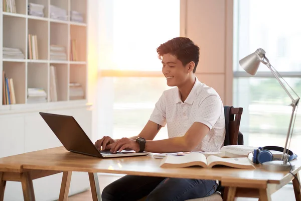 Bello Studente Vietnamita Che Compiti Sul Computer Portatile Casa — Foto Stock