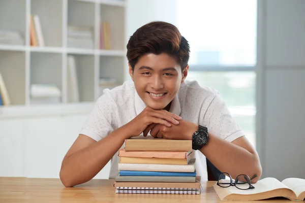 Retrato Estudiante Vietnamita Feliz Apoyado Una Pila Libros — Foto de Stock