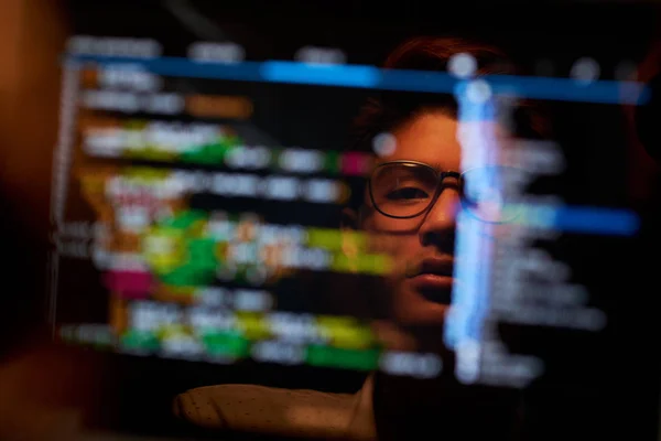 Asiatiska Mjukvaran Exploatören Analysera Data Datorskärm — Stockfoto
