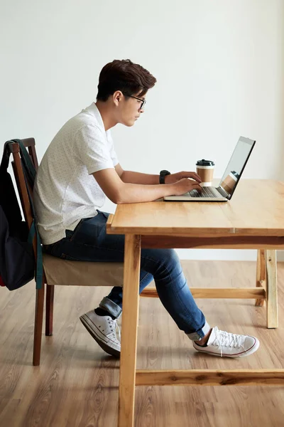 Vista Lateral Estudante Universitário Vietnamita Sentado Mesa Trabalhando Laptop — Fotografia de Stock