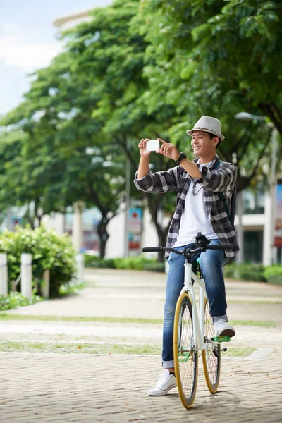 Asya Gülümseyerek Turist Etrafında Bisiklete Binme Fotoğraf Çekmek — Stok fotoğraf