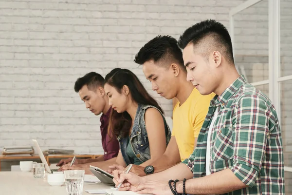 Jovens Empresários Asiáticos Concentrados Trabalho — Fotografia de Stock
