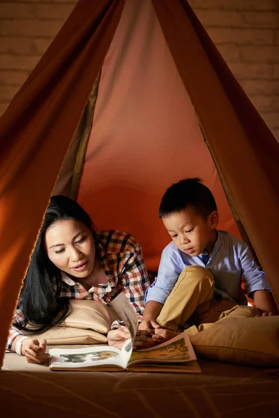 Asijské Chlapce Jeho Matka Společné Čtení — Stock fotografie