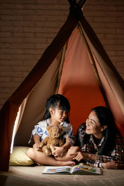 Glada Mor Och Dotter Leker Tält Och Läsa Bok — Stockfoto