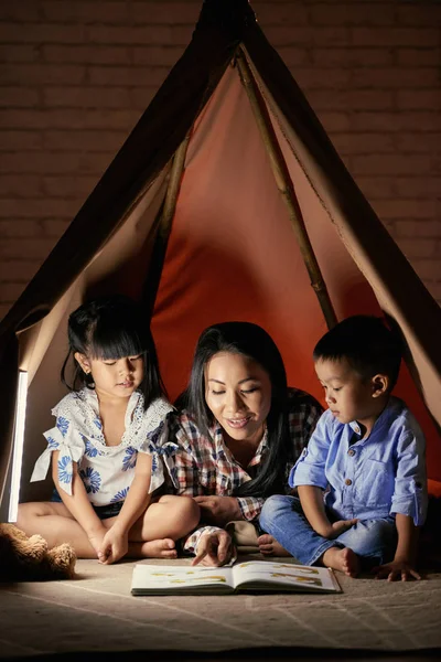 Mère Lisant Ses Enfants Quand Ils Sont Assis Dans Tente — Photo