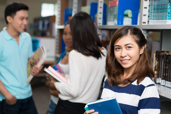 Schön Asiatische Schulmädchen Stehen Bibliothek Mit Ihr Freunde — Stockfoto