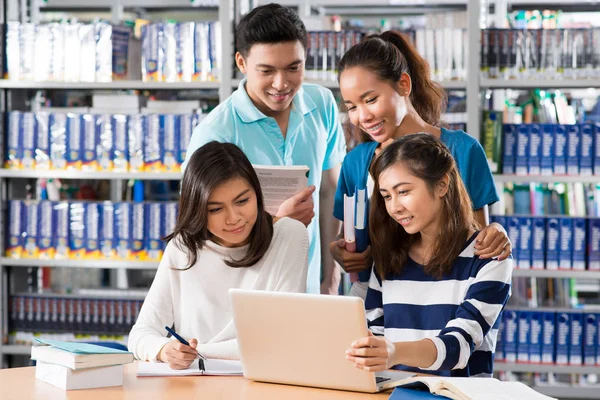 Asiatische College Student Versammelte Sich Laptop Der Bibliothek Machen Projekt — Stockfoto