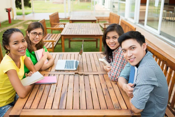 Étudiant Vietnamien Assis Table Sur Campus Après Avoir Étudié — Photo