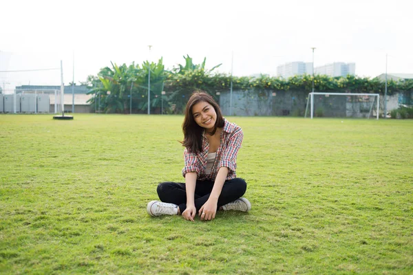 Hermosa Vietnamita Joven Sentada Campo Fútbol Universitario — Foto de Stock