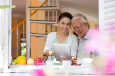 üst düzey Asya adam kızı dijital tablet kullanma