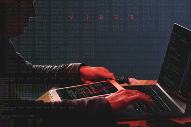 Veritabanı güvenlik duvarı üstünde laptop bilgisayar virüsü ile saldıran tanınmaz Internet suçlu