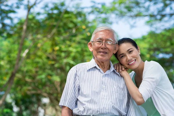 Senior Aziatische Man Met Dochter Buitenshuis — Stockfoto