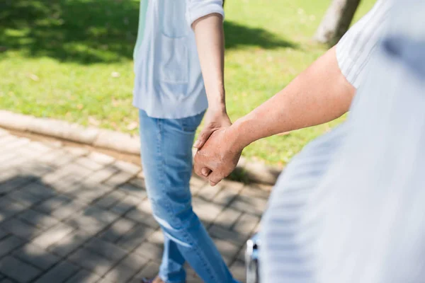 Delvis Skymd Utsikt Över Människor Hålla Händer Och Promenader Utomhus — Stockfoto