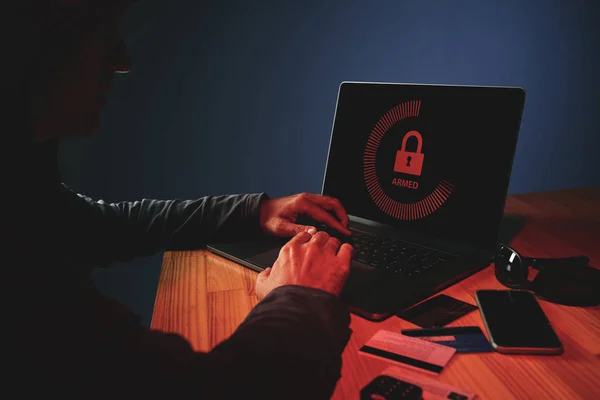 Tanınmayan Kişi Dizüstü Karanlık Hack Güvenlik Sistemi Kırma — Stok fotoğraf