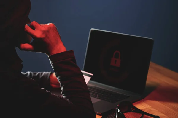 Cyber Bűncselekmények Lopás Hitelkártya Adatait Szaggató Köhögés Laptop Sötétben Hátulnézete — Stock Fotó