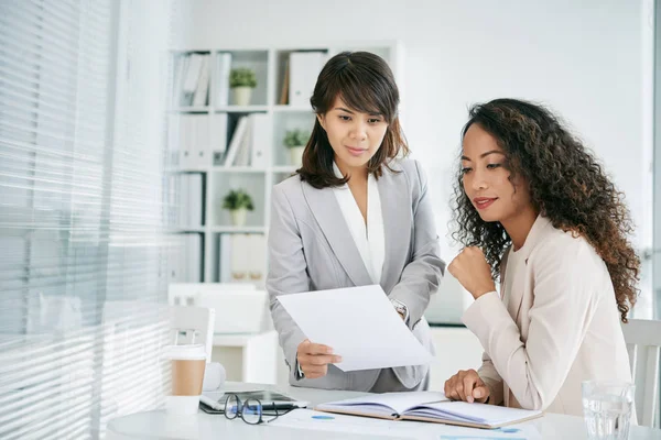 Mooie Aziatische Manager Dragen Grijs Pak Ideeën Delen Met Haar — Stockfoto