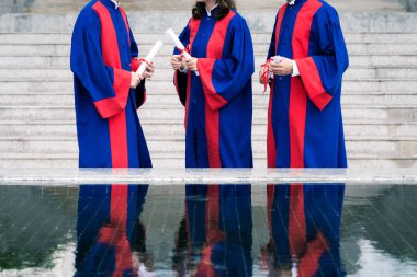 Sana mezuniyet töreni sonrası önünde Üniversitesi mezunları 