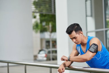 Asya adam onun kalp hızı üzerinde fitness izci sonra yoğun açık eğitim denetimi