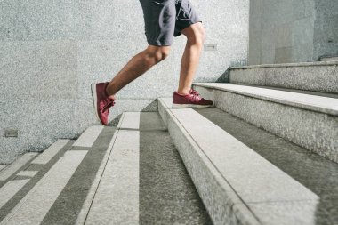 Tanınmayan sporcu yoğun açık eğitim sırasında ateş yakın çekim yukarı çalışan