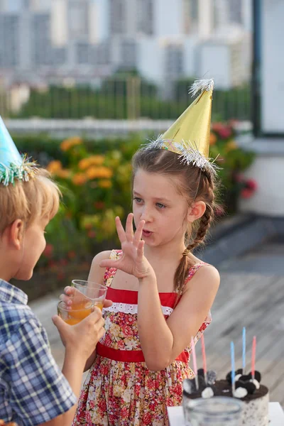 Niña Gesticulando Hablando Con Mejor Amigo Mientras Divierten Fiesta Cumpleaños —  Fotos de Stock