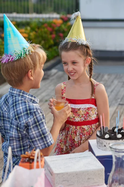 Adorables Niños Pequeños Celebrando Cumpleaños Aire Libre — Foto de Stock
