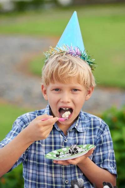 Knappe Jongen Eten Heerlijke Verjaardagstaart — Stockfoto