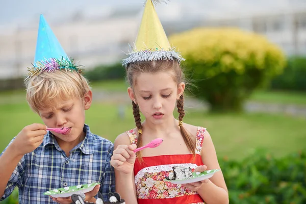 Cute Little Friends Eating Delicious Birthday Cake Concentration — Stock Photo, Image