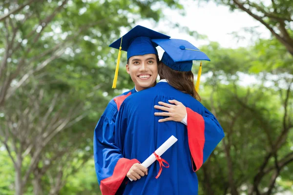 Bonito Asiático Graduado Abraçando Sua Amiga Cerimônia Formatura Retrato Cintura — Fotografia de Stock